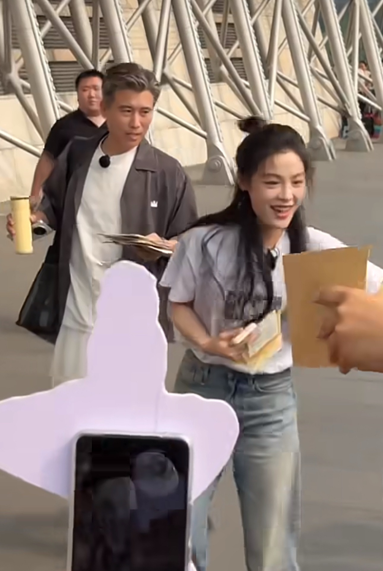 这个助理李哥背着保姆包举着水杯同时接着信，这种工作素质没在花果山大爷团...