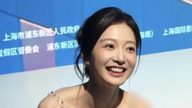 晚上九点五十四，冯琳还在机房逐帧抠画面，这是她自己的节目《琳距离》。
别人官宣恋情，热搜上全是粉红泡泡。她官宣恋情，评论区清一色“姐姐好稳”。
这姑娘的路子，跟孙乐言完全是两个画风。一个像踩着鼓点往前冲，一个像踩着台阶往上走。七月入职东方卫视，八月节目官宣，自己当制片人。九月站在世界技能大赛闭幕