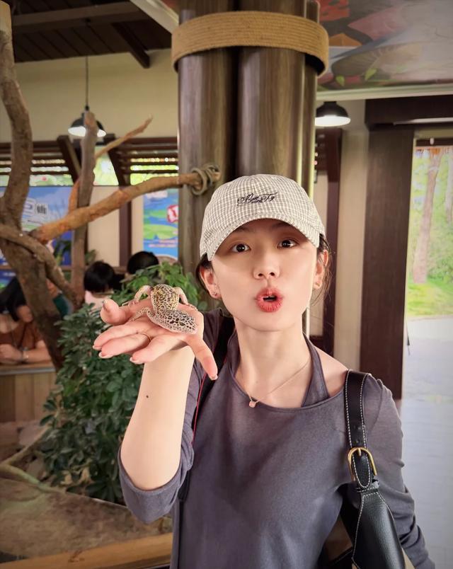 冯禧婚后首更素颜逛动物园，笑容一直很灿烂，追星天花板感拉满 ​