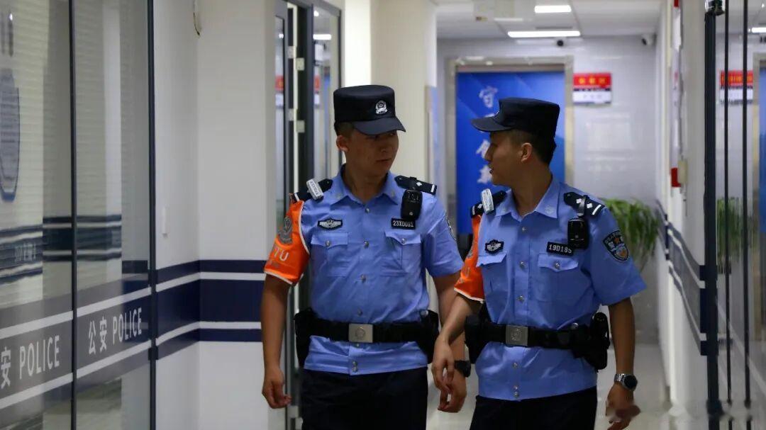 #网络文明陇风清##甘肃身边事##兰州身边事# 陇警先锋丨00后“好学阿sir”张多明

“阿sir可以年轻，但不能空着脑袋上岗。”
这句话，兰州市公安局城关分局雁滩派出所民警张多明常挂在嘴边。2000年出生的他，穿上警服不足三年，已成长为全所四个治安组里最年轻的组长。带组值班、处警、办案，“不懂就问 ​