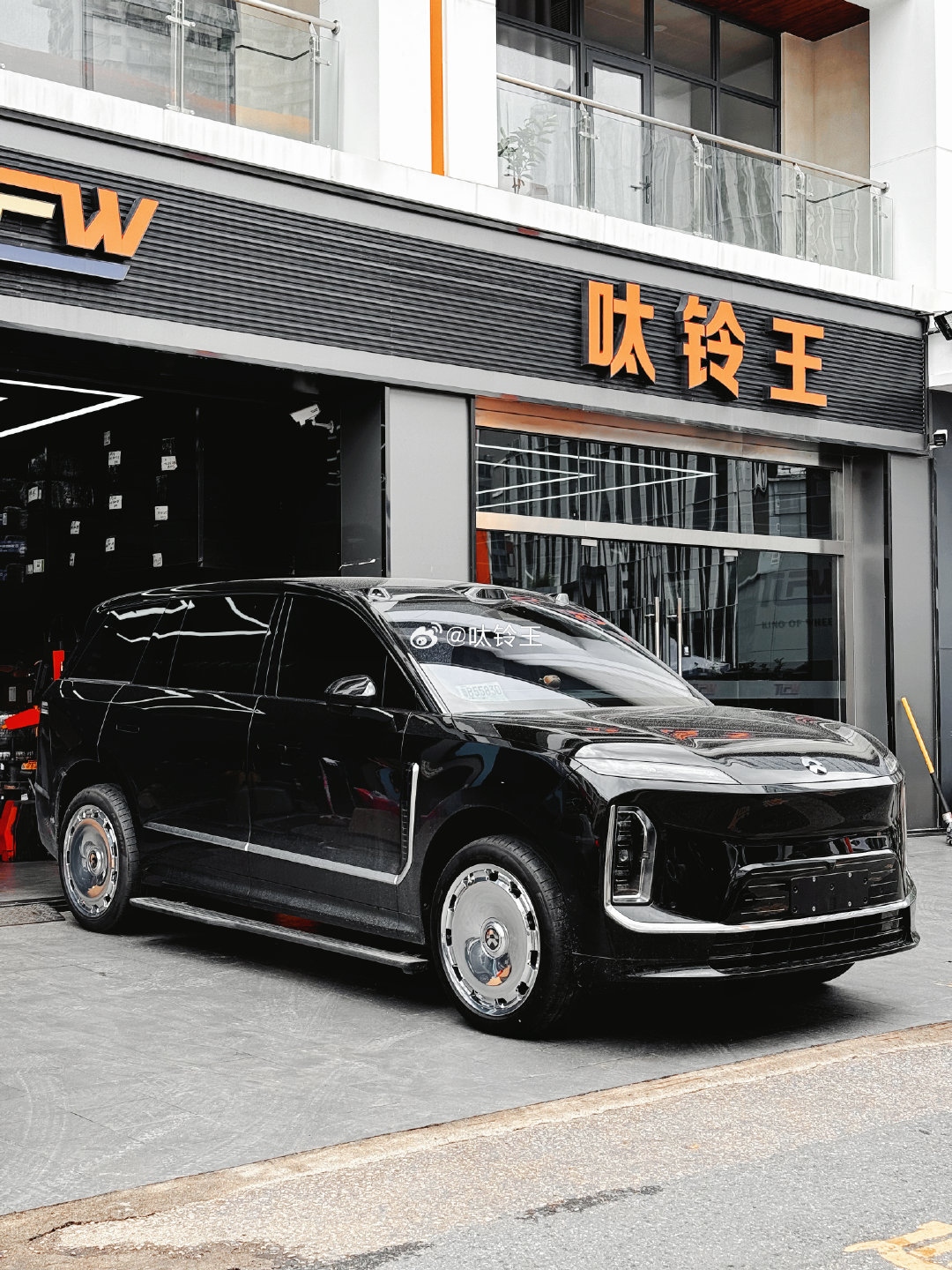 最近最热门的车型：蔚来ES9 、
 
今天的装车案例分享：大饼轮毂、
 
TLFW 单片定制锻造 ：22寸、
 
涂装颜色工艺选择：精抛光、
 
轮毂盖子选择： 蔚来悬浮车标、
 
#科吉动平衡 #TLFW #蔚来es9
#定制锻造轮毂 #ES9#蔚来轮毂
#大饼轮毂#抛光#精抛光#蔚来改装 ​
