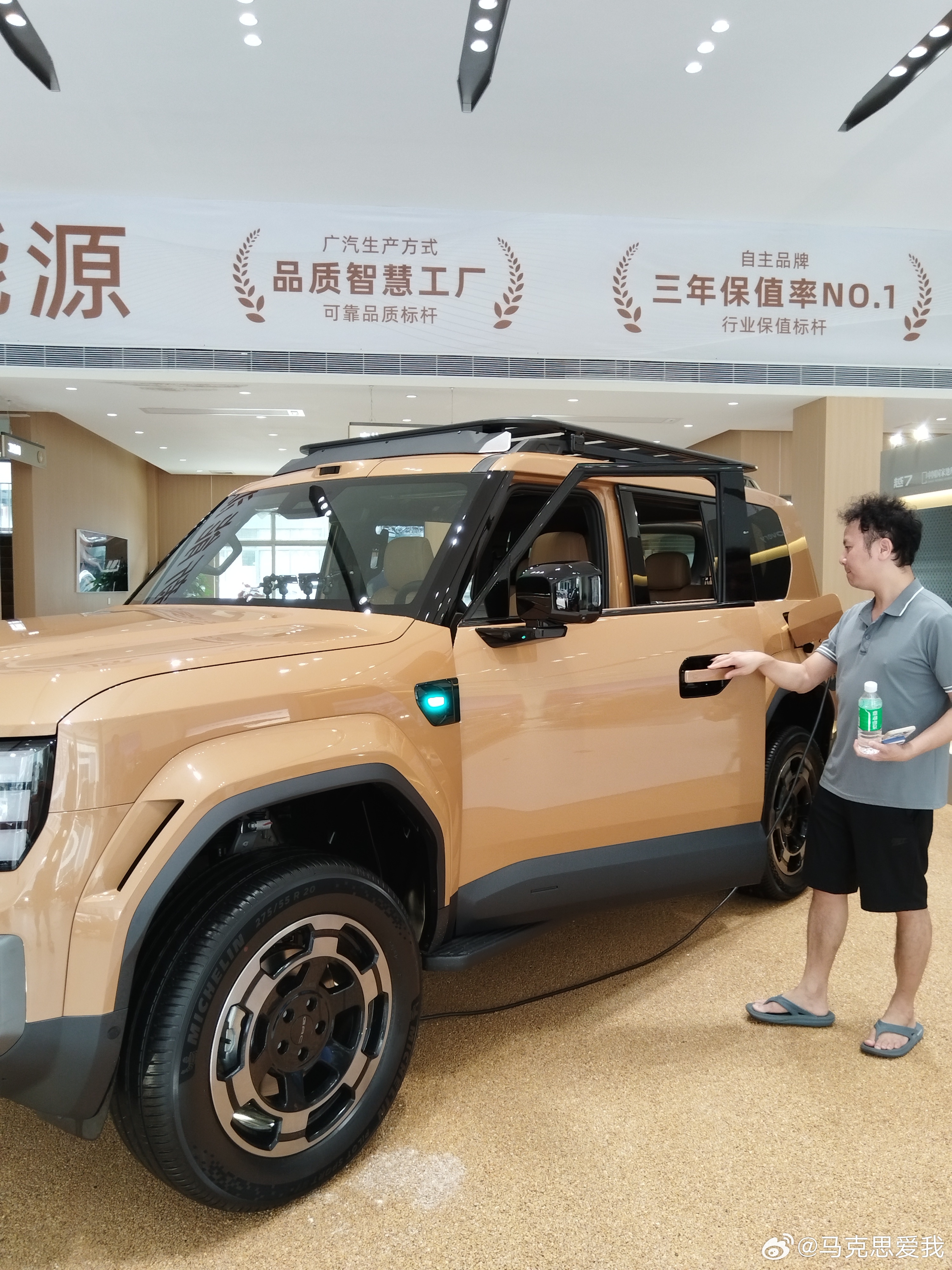 作为传祺老车主，这次特意约上好友一同到店打卡传祺越7实车。
初见实车就被深深吸引，经典硬派方盒子造型，车身高大帅气，棱角线条十分霸气，棕金色车身质感高级，搭配造型感十足的轮毂，第一眼气场就拉满。
坐进车内，整体空间宽敞大方，既能满足城市日常通勤，也适配户外山野出行。自己长期使用传祺 ​