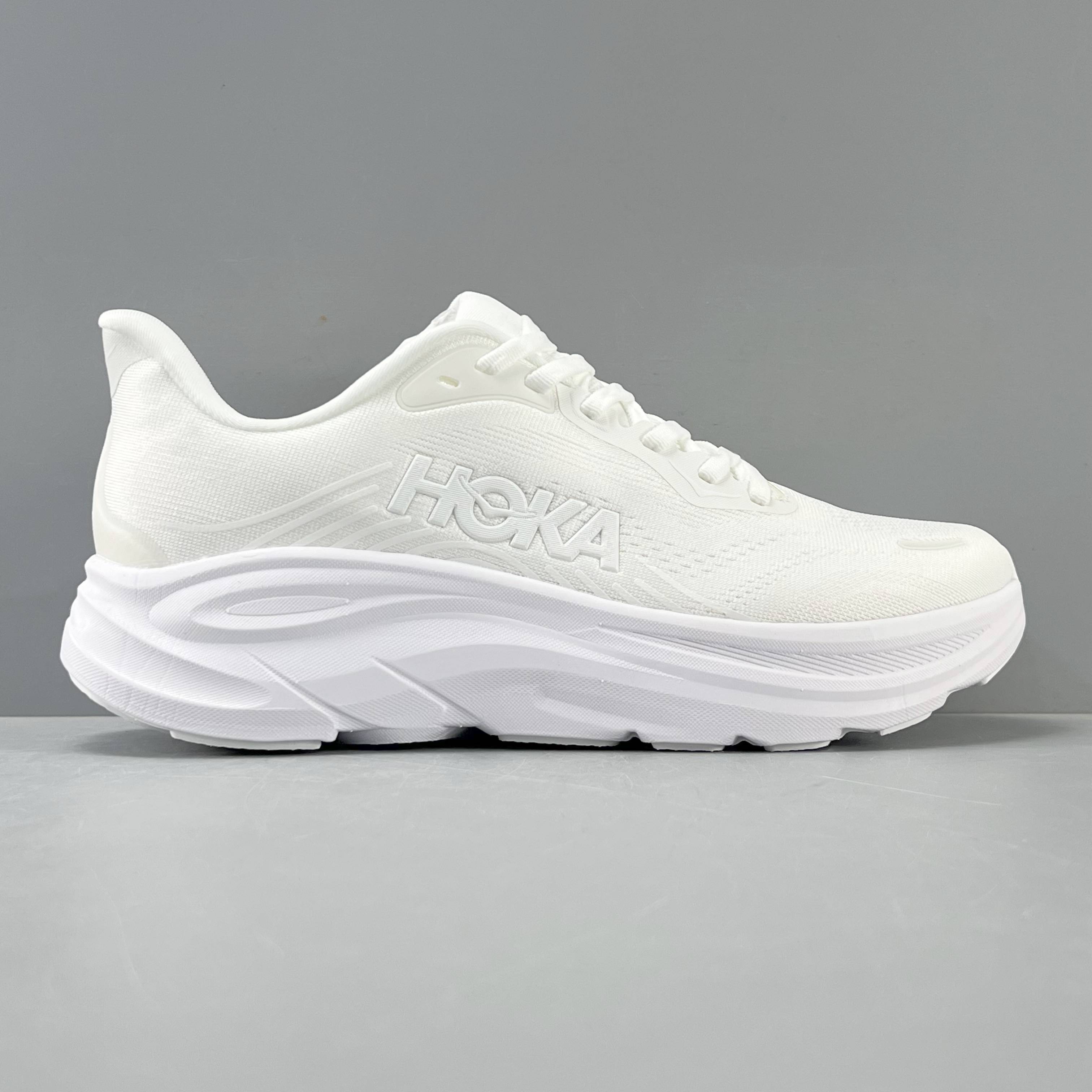 HOKA ONE ONE CLIFTON 11 舒适柔软防水 休闲跑步鞋 
Clifton 11 延续 HOKA“高缓冲但不笨”的日常路线。中底用压缩 EVA，配 Smooth MetaRocker 弧形滚动，后跟到前掌过渡自然，轻松配速不费腿；后跟 Active Foot Frame 把足跟“嵌”