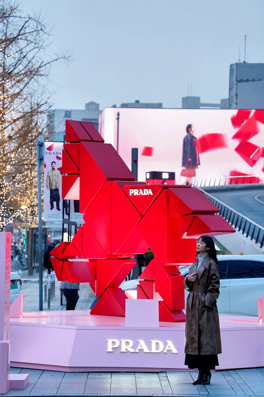 成都IFS🈶新打卡机位了！Prada赤马装置！！