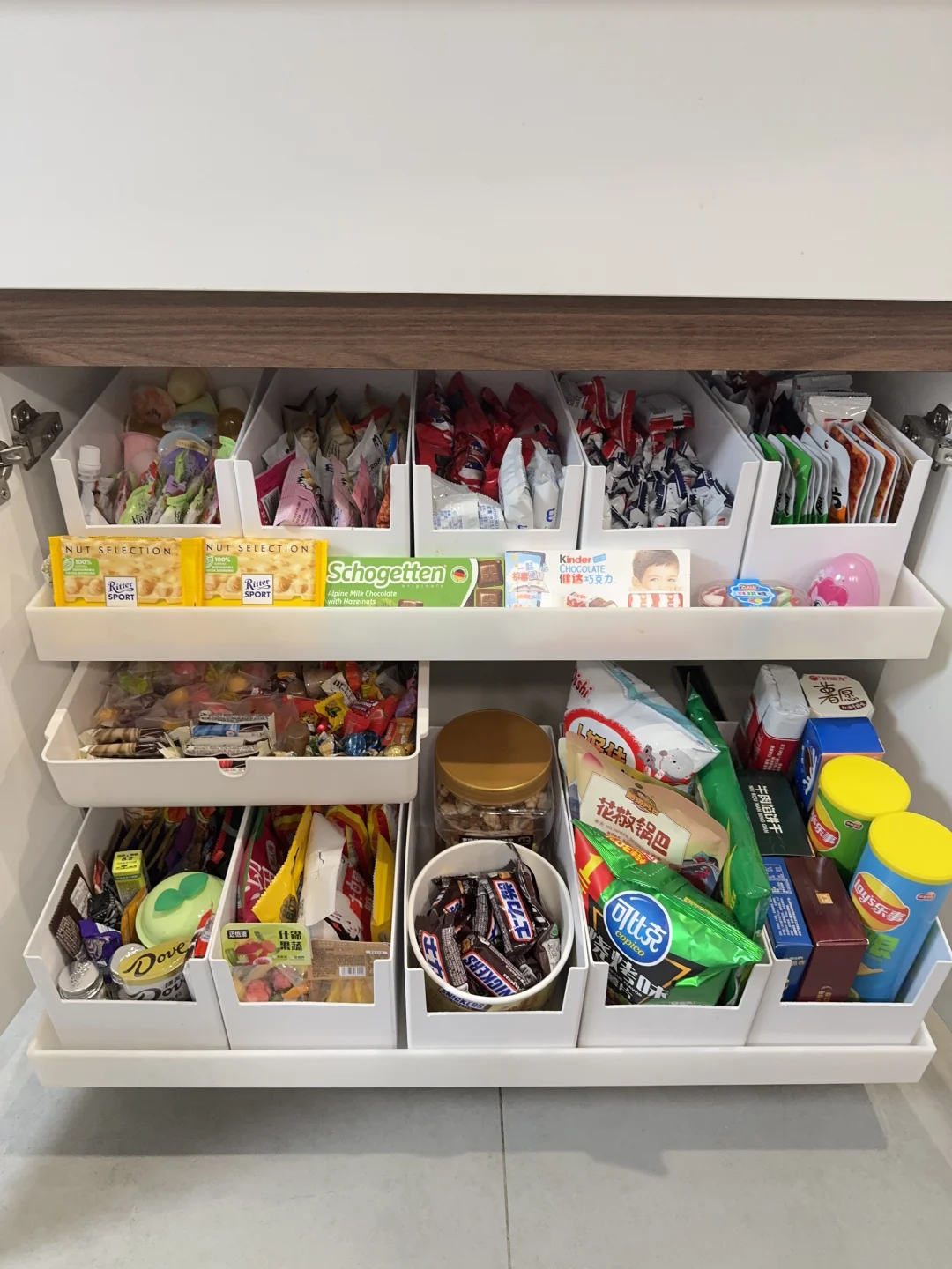 我女儿也太幸福了吧～过年有吃不完的小零食