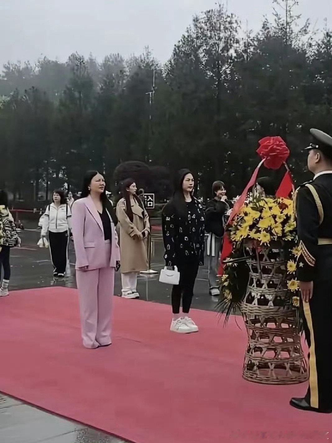 李湘瘦得太狠了，有钱有闲还是在意身材，瘦下来确实更健康。 ​