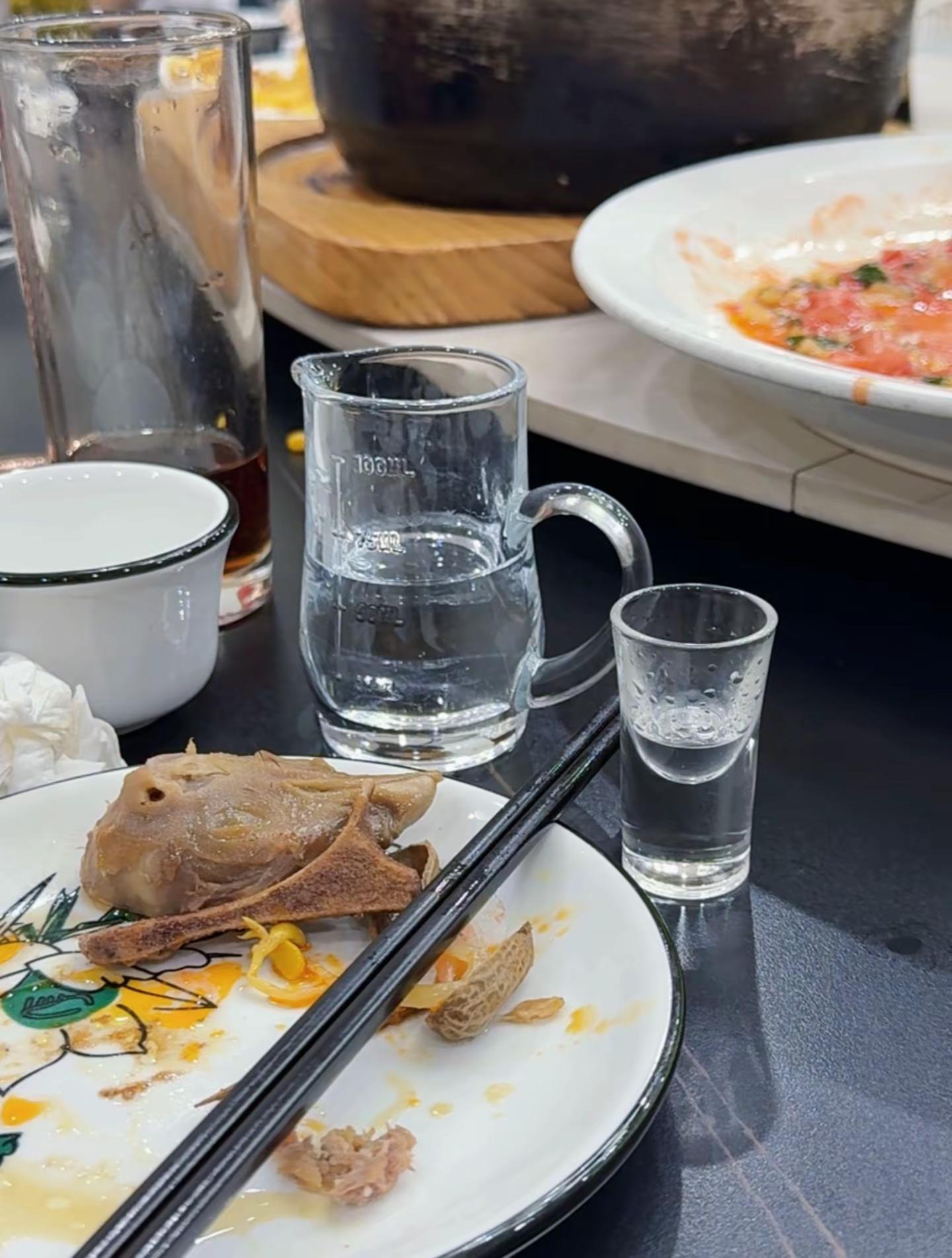 等喝完这杯，我要去问问林俊杰，到底有什么话没好好说