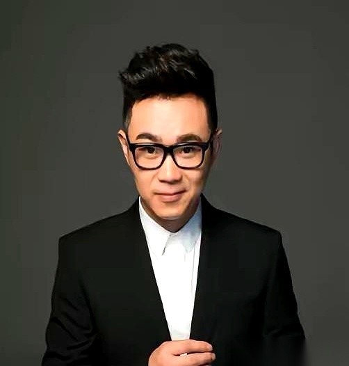 回顾大鹏拍《屌丝男士》的幕后发家史，最荒诞的一个镜头是：他拉下脸皮、透支半辈子人情才磕下国内大半个娱乐圈，结果请到日本女星波多野结衣时，居然连一分钱都没花。
2012年，剧组第一次开机。没钱，没腕儿。镜头前除了大鹏自己，全是临时抓壮丁的同事。
拿着满屏幕素人的手机样片去请明星？根本没人搭理。
实在没