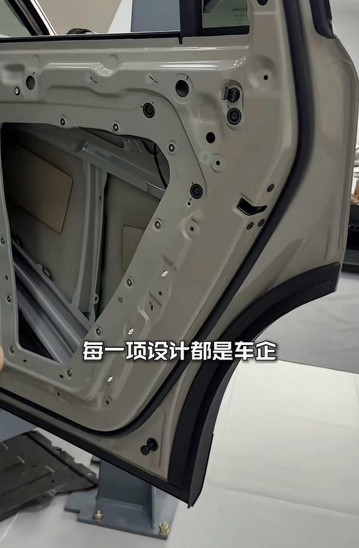 #老章拆车说小米澎程N90没有自攻螺丝# 可能有人不知道，自攻螺丝是车圈里很常见的省事方案，不少豪华车型也会使用。自攻螺丝成本低装配快，但反复拆装容易孔位拉毛、后期产生异响。如果全部采用标准梅花螺栓，拆装可以做到无损，后期维修多次拆装，也不会损伤塑料件，大大降低后期异响风险。 ​