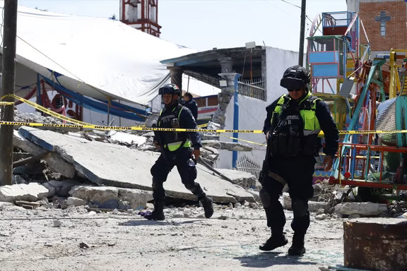 墨西哥节日烟花爆竹爆炸，至少10人死亡64人受伤
亚太日报 丹玮
墨西哥当局称，在墨西哥州一个小镇举行的守护神节庆活动中，烟花爆竹爆炸，导致一面墙倒塌，造成至少10人死亡，64人受伤。
爆炸发生在周六晚间，地点位于墨西哥中部特马斯卡尔辛戈市的圣母光明教堂附近。该市位于墨西哥城西北约160公里处，人口约6.6万。爆炸发生时，数百名民众正准备观看宗教节日期间的烟花表演。
当地一位主教表示，两名神父也在伤者之列。
爆炸原因尚未确定，墨西哥州检察长办公室已展开调查。
社交媒体上的一段视频显示了爆炸后的景象，数十人在烟雾和瓦砾中搜寻幸存者。
在墨西哥，烟花爆炸事件屡见不鲜，烟花经常用于街头庆祝活动和宗教节日。大约四年前，墨西哥中部伊达尔戈州韦胡特拉市的一个村庄也发生过一起威力强大的烟花爆炸，造成17人受伤。
注：本文为亚太日报原创内容，未经授权不得转载。#国际新闻