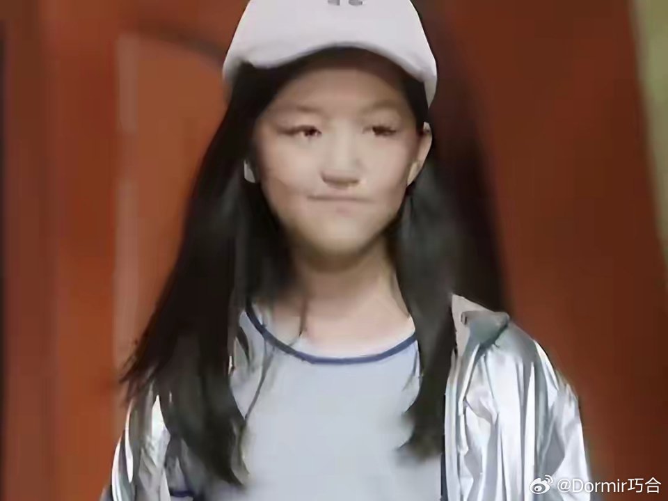 王菲女儿李嫣现身阿那亚，素颜黑长直五官精致，和窦靖童同框抢眼。

李嫣自小备受大众关注，年少时曾因先天状况饱受外貌争议，历经多次修复调整，在热议中慢慢成长。
昔日被网友频频挑剔容貌的小姑娘，如今彻底蜕变，完美继承了王菲的清冷气质，旧日痕迹早已淡化，颜值气质实现逆袭。
 
阿那亚音乐节， ​