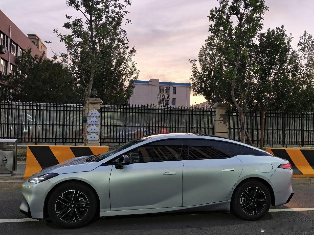 #好友玩昊车 ##广汽昊铂##昊铂开学出行季# 
开学坐昊铂，旋翼门开启上学仪式感
 
又到开学季，开昊铂GT送娃上学真的回头率拉满✨。
 
一大早开车送孩子奔赴校园，刚好赶上昊铂的活动，领到一个超好看的昊铂敦煌主题书包，孩子拿到手特别开心，图案精致，背着也轻便，立马就爱不释手。
 
停在校门口，按 ​