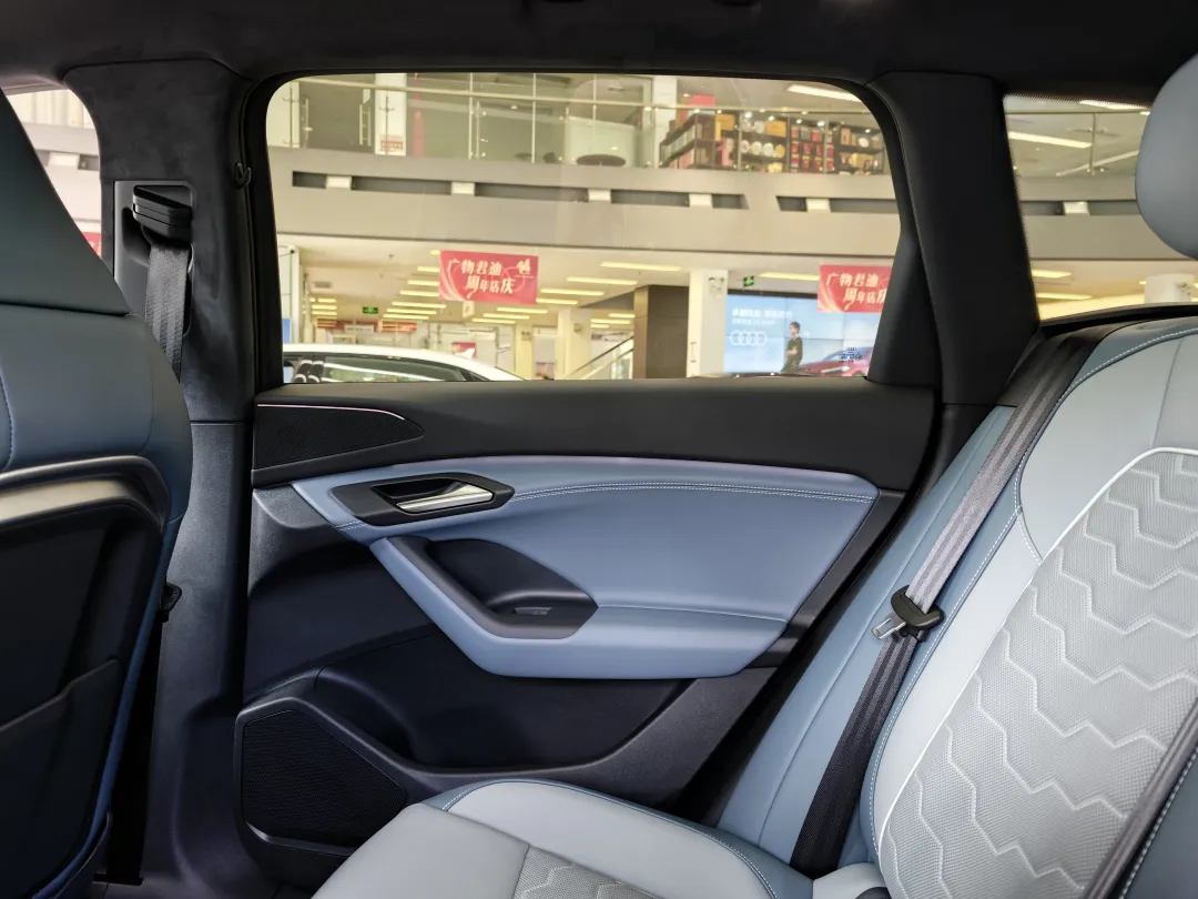 老炼车评：奥迪Q6L e-tron，它能不能买？④

隔音 （★★★★☆）

隔音方面，Q6L e-tron的表现可以用一个词概括：惊喜！[哆啦A梦吃惊]

低速电机噪音几乎听不到，高速巡航时风噪和胎噪控制极佳。B&O品牌20扬声器音响系统集成了VNC主动降噪技术，顶棚5.3平方米超纤绒材质进一步优化了车内声学环境。

 ​