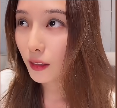 徐艺洋直播正面回应争议！孩子是自己所生，否认黄子韬婚内出轨
 
10月16日，徐艺洋在直播中，针对官宣生子后网络上一连串的猜测与流言作出回应。
 
她明确说明，自己只有这一个孩子，是亲身所生，孩子国籍为中国。同时直接否认了黄子韬婚内出轨的传闻，希望大家理性看待这件事。
 
此前两人官宣生子消息一出，