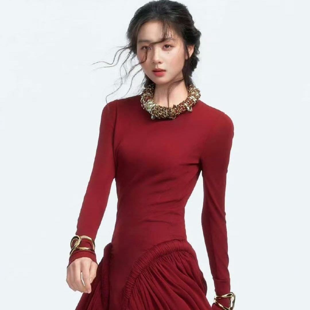 黄磊和孙莉的大女儿黄多多，这下算是正式踏入演艺圈了，消息一出网上吵得沸沸扬扬。从小就被大家看着长大，这些年她的一举一动都很受关注，之前读书、穿搭相关的话题就总上热搜。
 
有人觉得她条件不错，家里资源也好，早点入行发展顺理成章；也有网友觉得，她年纪还不大，这么早进娱乐圈，压力肯定不小。不少人好奇她之