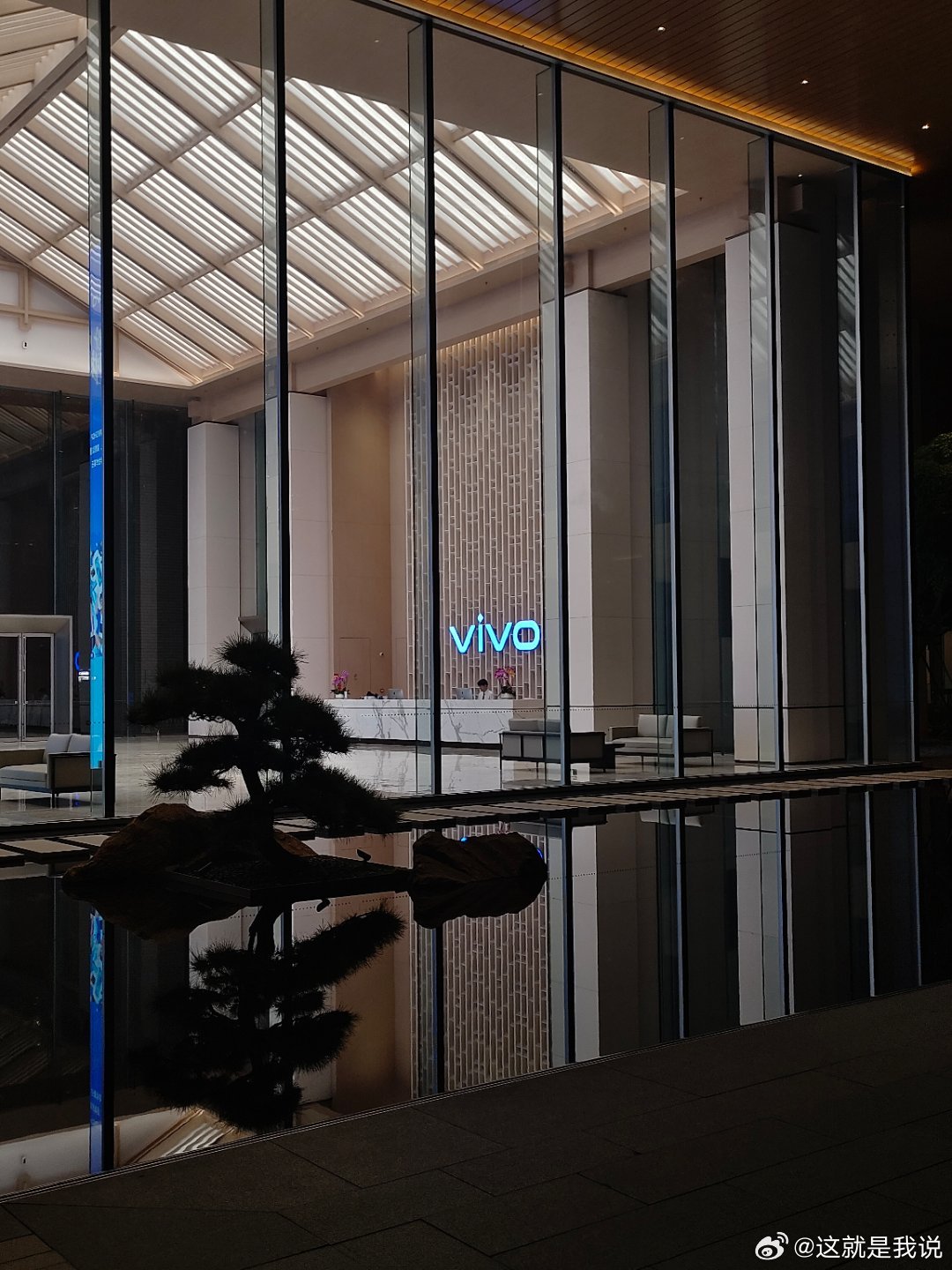 #vivo[超话]# 很高兴能参加vivo顾问计划，这次地点就在vivo东莞总部。第一次来，园区是园林风格的，环境真的很舒服。上午参观了展厅，讲解的小姐姐讲得特别细致，内容也很清晰。下午的workshop环节也很精彩，大家提出的想法都很有新意，收获不少。唯一的小遗憾是没来得及好好拍些照片，希望以后还有机 ​