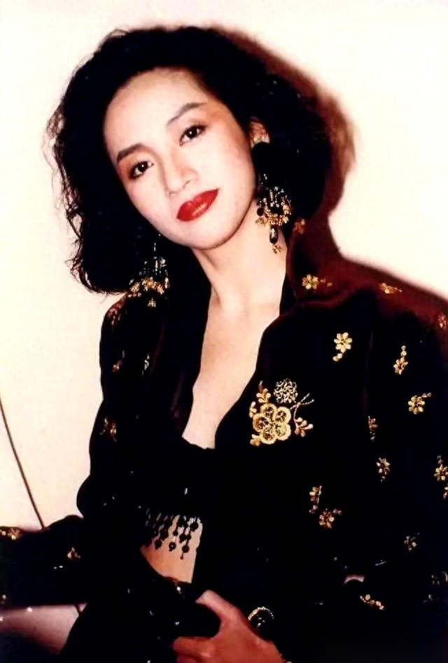 香港大屿山宝莲禅寺传来的一则消息，让所有人都坐不住了：一代歌后梅艳芳安息了二十多年的骨灰，竟然在三个月前就被人偷走了。
灵位上的门牌螺丝被拧得歪歪扭扭，里面原本放着骨灰瓮的暗格，早已空无一人。
事情过去快九十天，香港警方重案组接手调查，至今连嫌疑人的影子都没摸到。
发现出事的不是亲属，而是一群上山祭