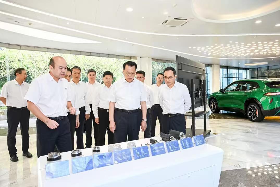 做大事！一二把手直奔长安汽车！重庆争一流
根据重庆日报昨天（9月2日）的报道，当天下午，重庆市委书记袁家军、市长陈新武一起，来到了中国长安汽车集团，先是考察，紧接着就是座谈，而袁家军更是当场就说了一句硬话，要&34;加快打造世界一流汽车企业集团&34;。世界一流，这四个字的分量，大家都懂。

其实，光是这次调研