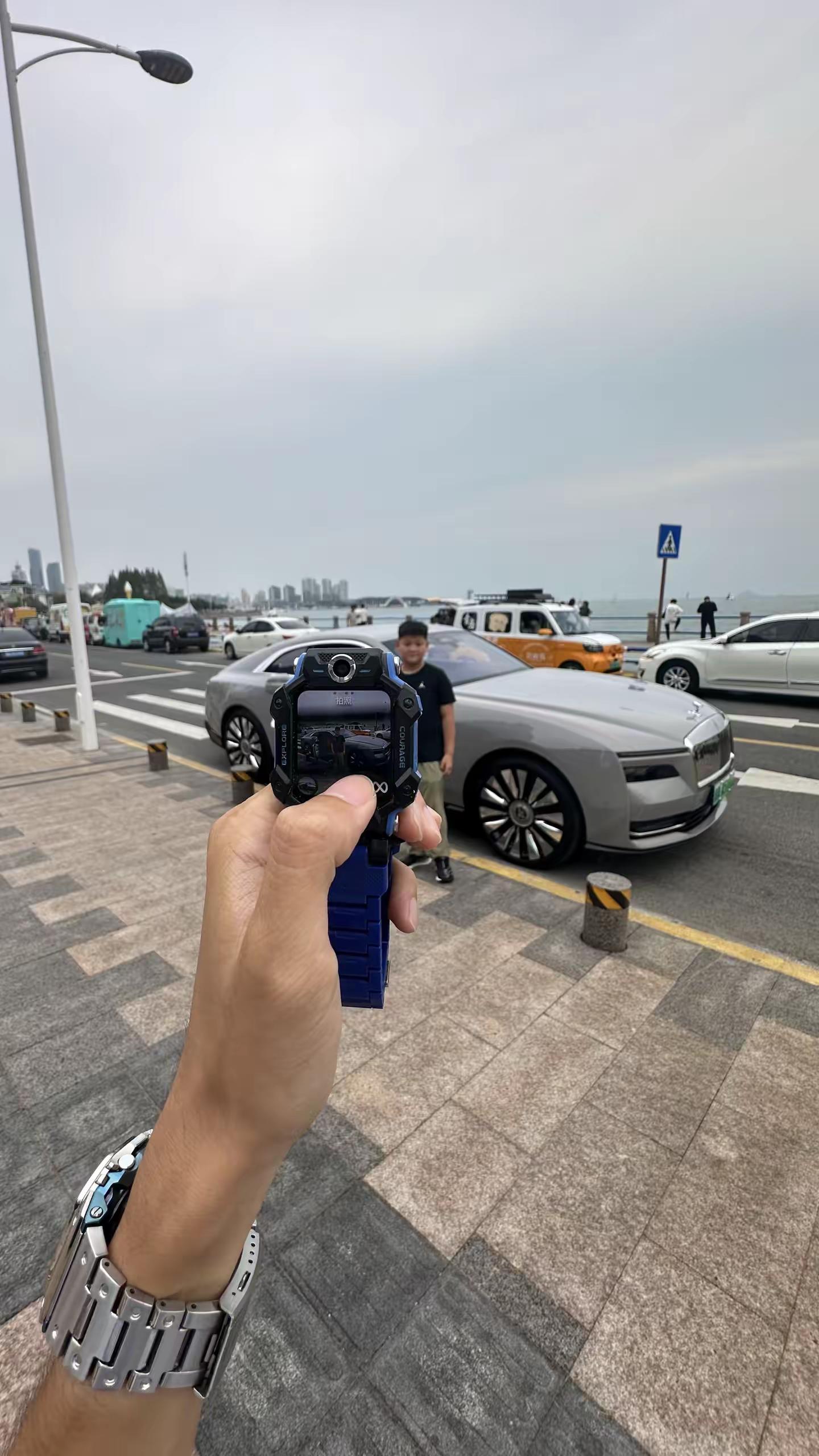 后来小男孩刷到了我们，他说以后一定要买闪灵，我们为他准备了车模和零食，女朋友手写了一封信，信的包装是上一个蹭到我们车小女孩写信时给我们的，小孩哥，我们后会有期！ 劳斯莱斯 闪灵 梦想