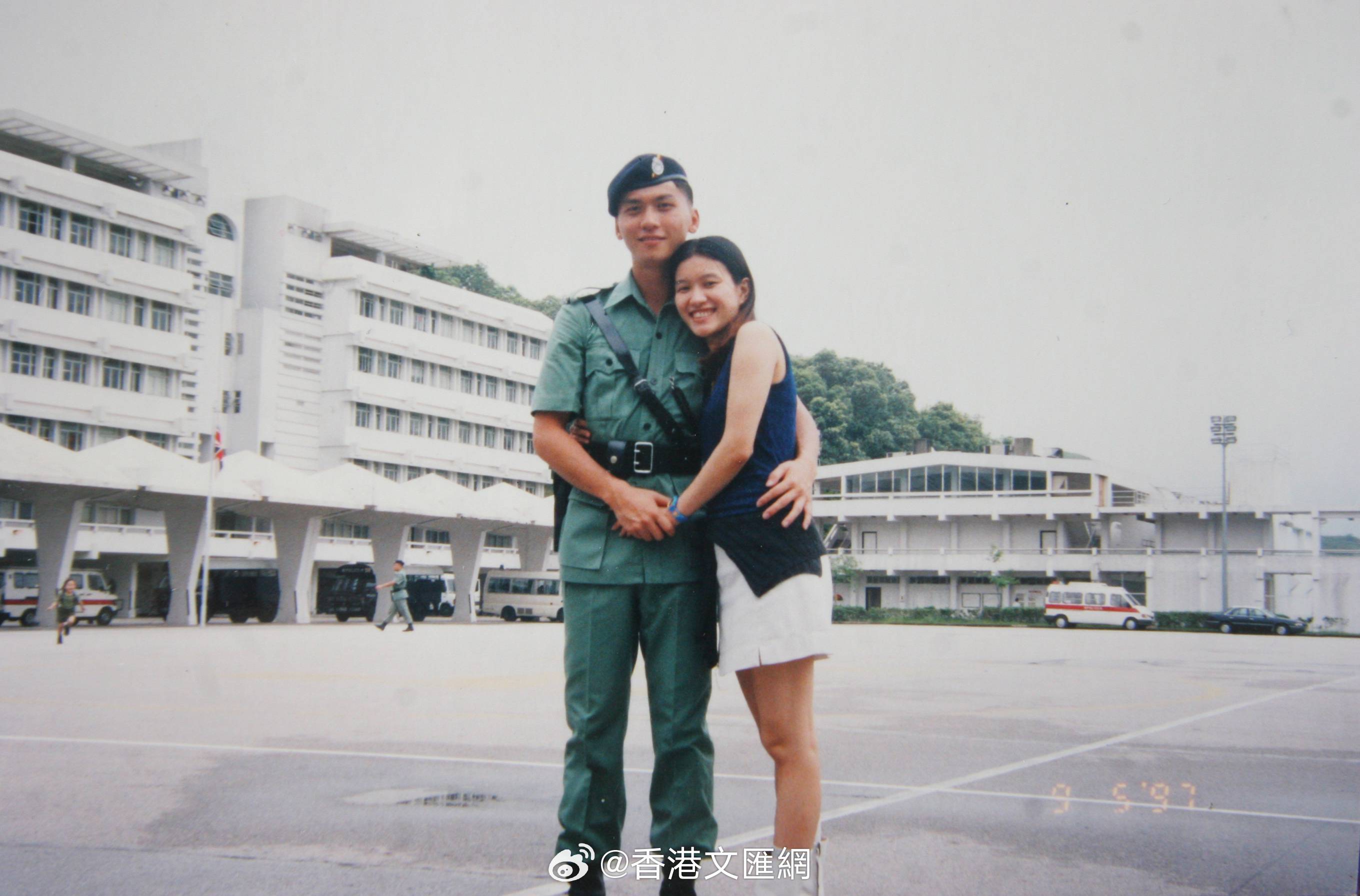 【#香港警队最高荣誉丧礼送别朱振国#】

21年前执勤遇袭遭割伤颈部导致全身瘫痪变植物人的高级警员朱振国，上月16日在广华医院因器官衰竭，在家人陪伴下安详离世，终年52岁。警务处今日（23日）为朱振国在红磡世界殡仪馆及和合石浩园举行警队最高荣誉丧礼，同时会在长沙湾分区警署举行道别仪式。全国政 ​