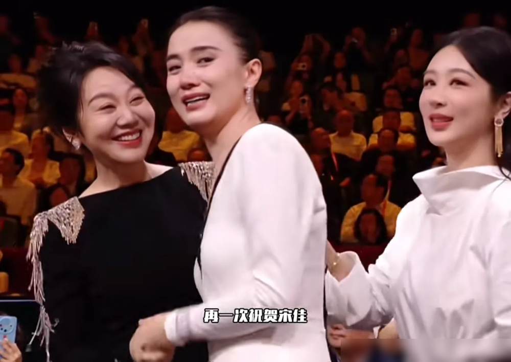杨紫没拿奖，第一反应是给宋佳比了个花手。
金鹰奖那晚，宋佳凭《山花烂漫时》封后，镜头扫到杨紫，她正咧嘴鼓掌，起身拥抱，手上还转着花。生怕别人看不出她是真高兴。
开奖前清唱《好运来》，没唱来奖杯，唱来一片路人缘。颁奖一结束，她快步走人，跟工作人员有说有笑，眉眼全是松的。
《生命树》拿了最佳电视剧