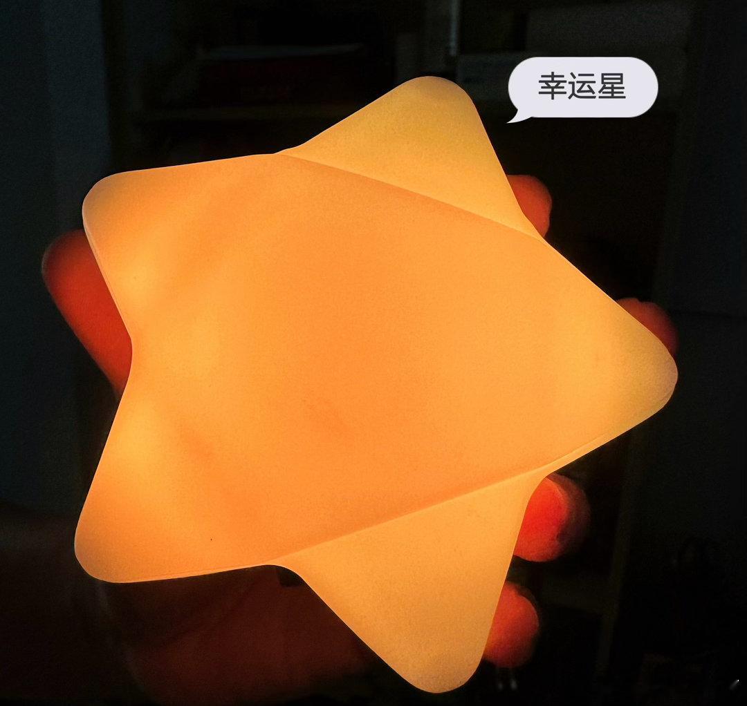 周一上班因为一些烦恼在烦恼时候收到了上班搭子曾老师 去香港看谭咏麟演唱会给我带的巧克力还分享了演唱会的幸运星，心情变好了很多，感恩生活中遇到的美好的人。 ​