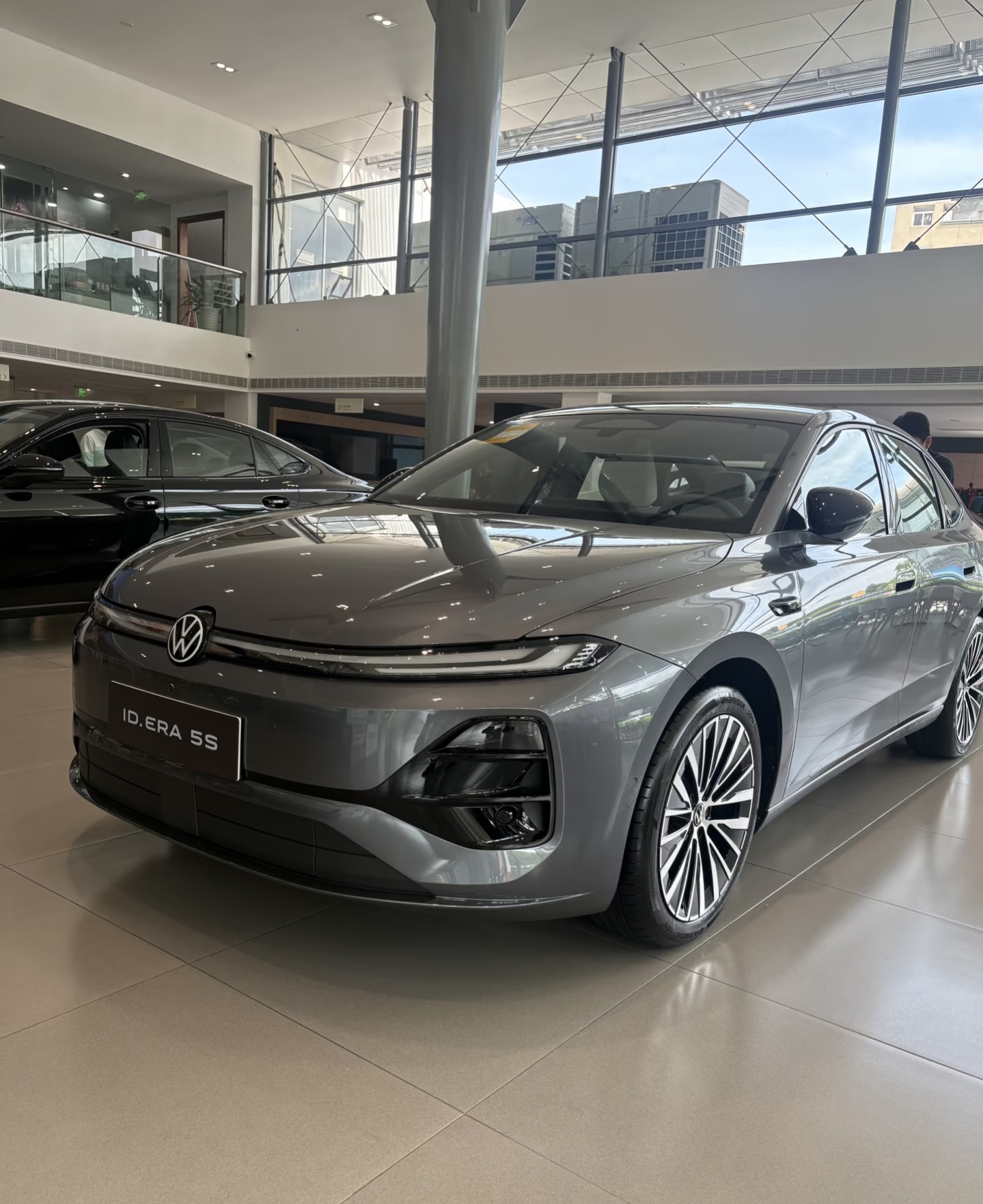 2026成都车展看点不少，我最看好大众ID.ERA 5S。
15万价位能给到城市NOA，在合资轿车里挺难得。德系底盘调校扎实，外观清爽不浮夸，车内空间能满足日常家用。把高阶智驾放到这个价位，诚意很足，特别适合普通家庭。准备去车展实地感受智驾实际表现，看看适不适合日常代步。【来自懂车帝车友圈】