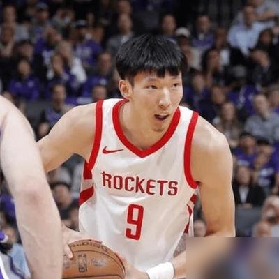 21分钟，8中6，13分4板4助攻，0犯规，正负值+19。杨瀚森这一场直接把开拓者队记打服了。
海金最新节目放话：第三中锋的位置，杨瀚森已经坐稳了。轮换顺位压过卡尔森和波特。
开拓者内线什么情况？克林根首发，罗威第一替补，剩下的人抢一个坑。结果杨瀚森靠传球视野和沉退防守的执行力，硬是把坑占了。