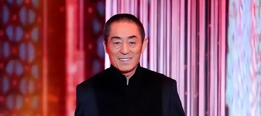 2026年9月26日15:15，张艺谋工作室发了一条微博。刘欢去世第二天。微博一共二十个字：“惊悉刘欢逝世，不禁悲伤。《我和你》依然传唱，音与魂鸟巢留芳。”没写私交，没写回忆，没写痛失挚友。
同一天，吉克隽逸把社交平台头像换成了黑色。她发长文感念恩师知遇之恩，说当年刘欢的一句鼓励改变了她的人生。
但