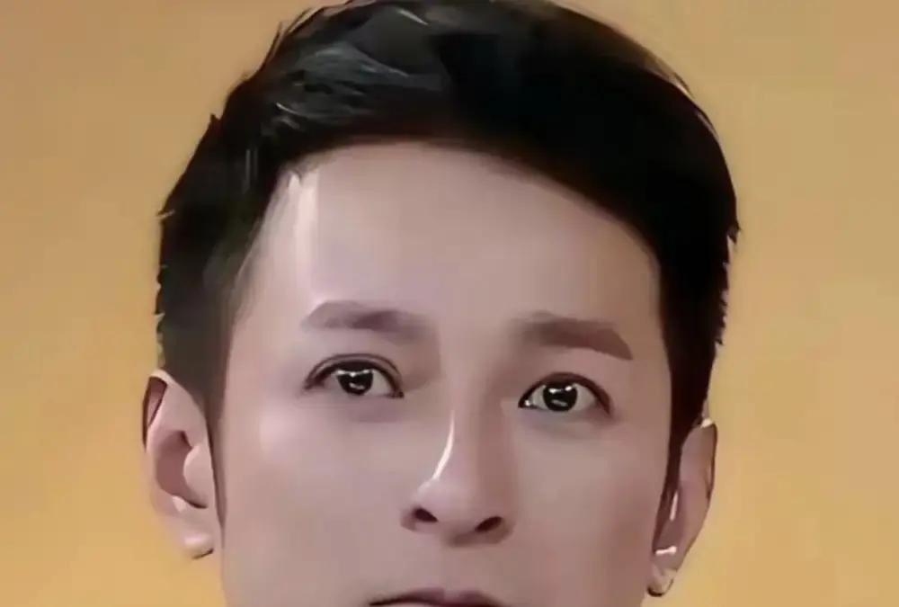 49岁的李维嘉，洁癖到连别人坐下蹭他床单都得换，现在每天给认不出他是谁的父亲擦身换衣服。

快本停播那几年，他几乎从公众视野里消失。网上铺天盖地的骂声，说他孤寡，说他活该被封杀。催婚的帖子底下，满屏都是“老了没人管”的嘲讽。好多人搬好板凳，等着看他晚年凄凉的热闹。

谁也没想到，等来的画面是他在超市