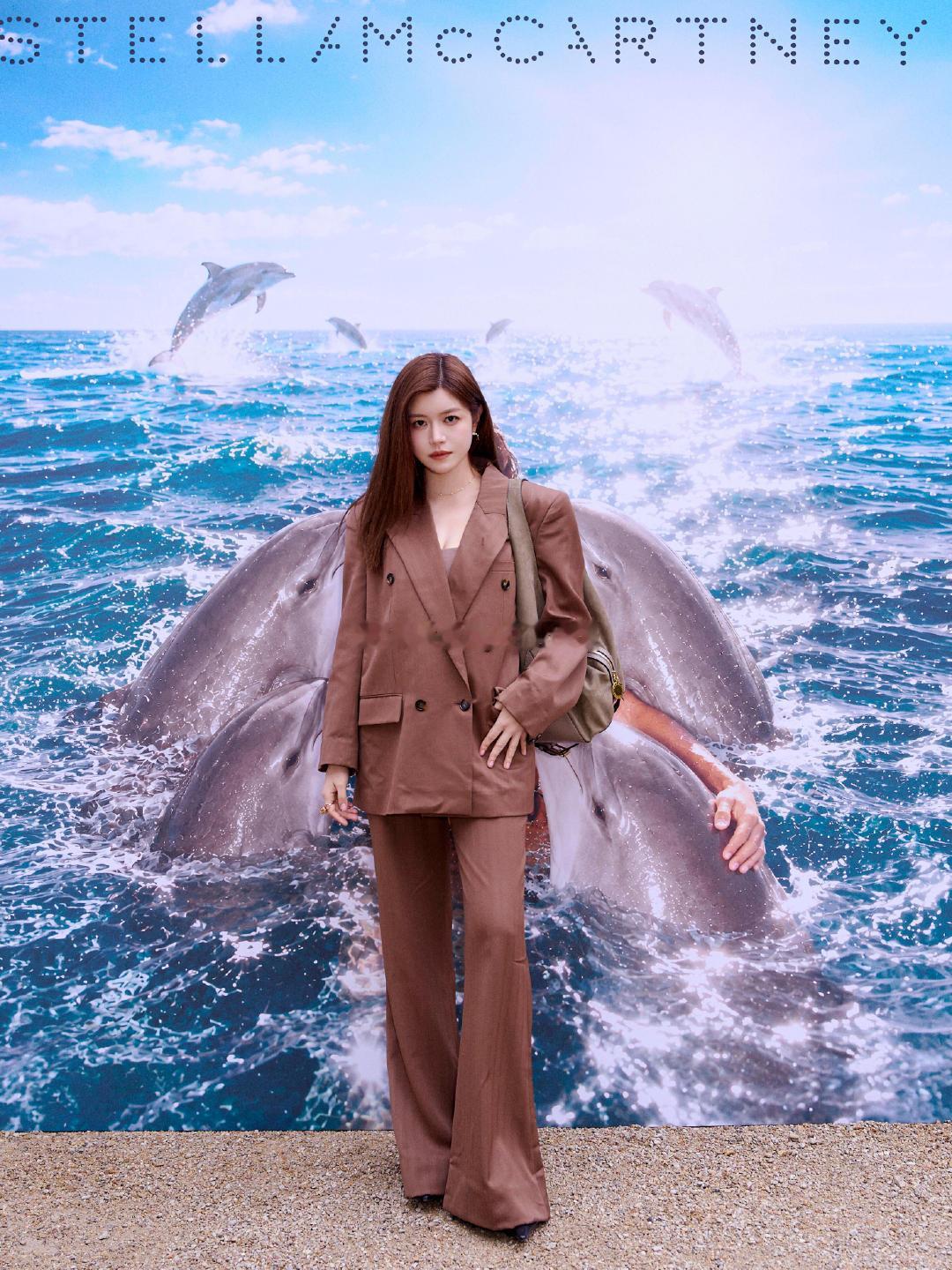 #陈妍希[超话]##陈妍希一款全能姐姐#
陈妍希出席Stella McCartney 2027春夏大秀
演员陈妍希身穿 Stella McCartney经典西服套装和
Appaloosa手袋，作为大中华区唯一受邀女艺人与stella一同共赏2027夏季系列。 ​