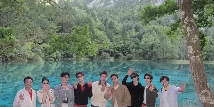 范丞丞给黄景瑜P了副少条腿的墨镜，笑完全网沉默了：肩宽52腰围65，臂展194，187的个头往人堆里一站，旁边男星全成了背景板
8月26日晚范丞丞在微博甩出九寨沟大合照，沈腾白敬亭王安宇胡先煦齐刷刷墨镜耍酷，唯独黄景瑜素颜攥着墨镜没戴。范丞丞手动画了一副上去，镜腿还少一条。全网笑到打鸣。
笑完放大图