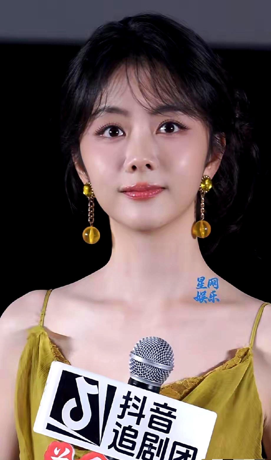 36岁的谭松韵穿着吊带白裙出席新剧活动，生图一流出来，满脸胶原蛋白直接把网友看愣了，谁敢信这姑娘已经到了奔四的年纪
 

最绝的还不是长相显小，而是顶着这么一张人畜无害的娃娃脸，在新剧里从16岁一路演到了80岁
 

演艺圈里不少人被甜妹长相框死一辈子，演什么都像在撒娇。她演灭门孤女潜入仇家，眼泪全