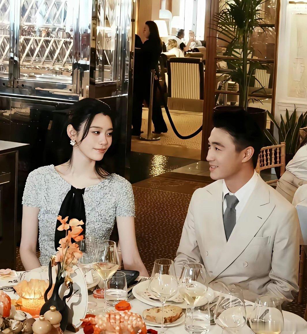 何猷君说，我一开始追求奚梦瑶时，想约她吃晚饭，约了一个半月她一直都不答应，后来她终于答应吃一次午饭 ​