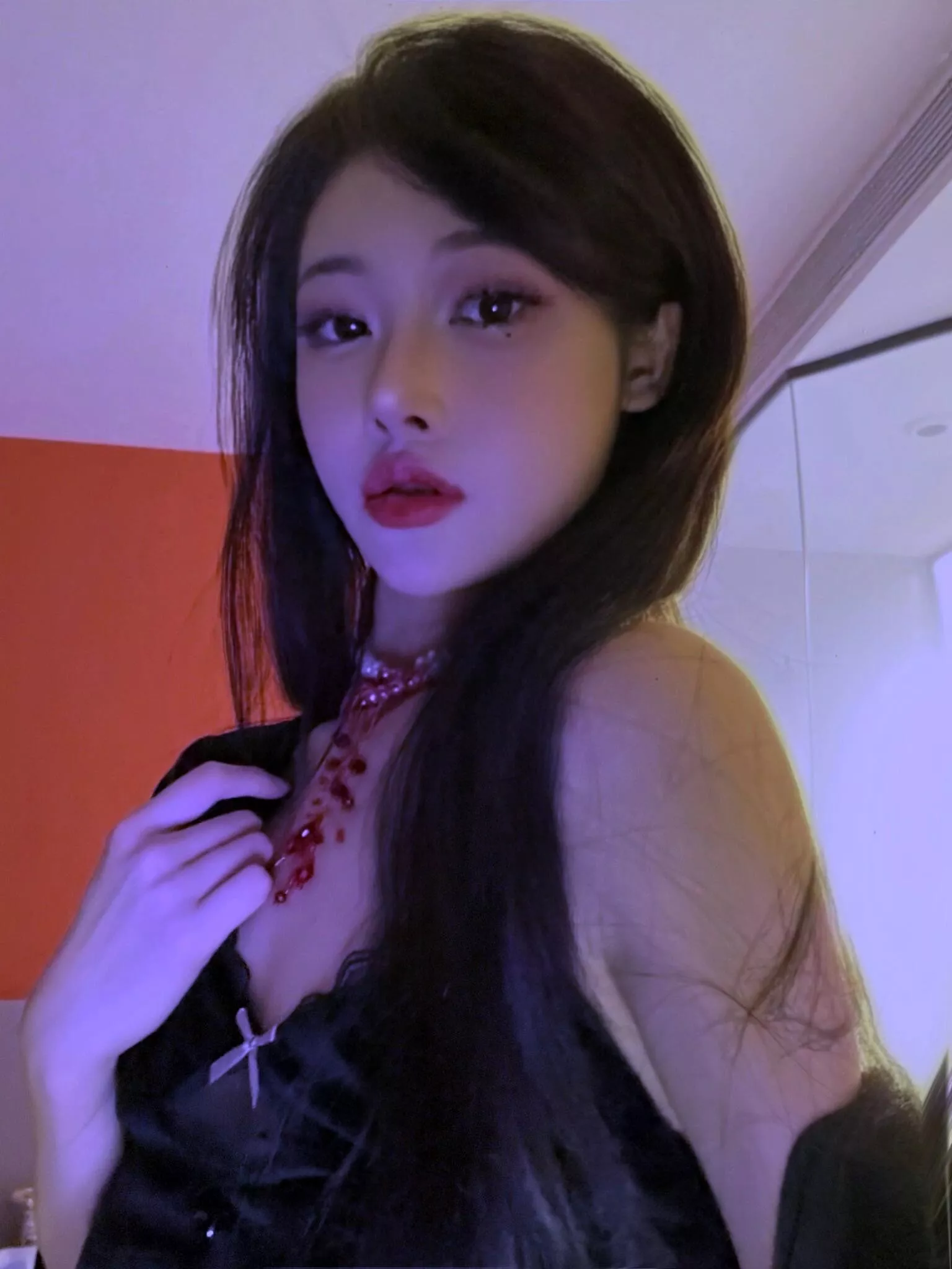 性感诱惑，黑衣红唇，迷人心弦。**