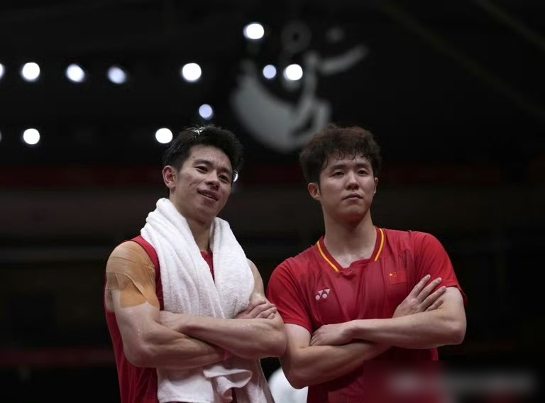 国羽男团打进决赛了，对手又是印尼。
这两队站对面，羽毛球男团的历史基本就写完了。一个14次汤姆斯杯，一个11次，奖杯柜里装不下那种。
2021年汤杯决赛，国羽0-3被印尼剃光头，陆光祖、李诗沣全输三局。憋了三年，2024年5月5日那场决赛，3-1直接摁回去，把第16个汤杯扛回家。
亚运会男团决