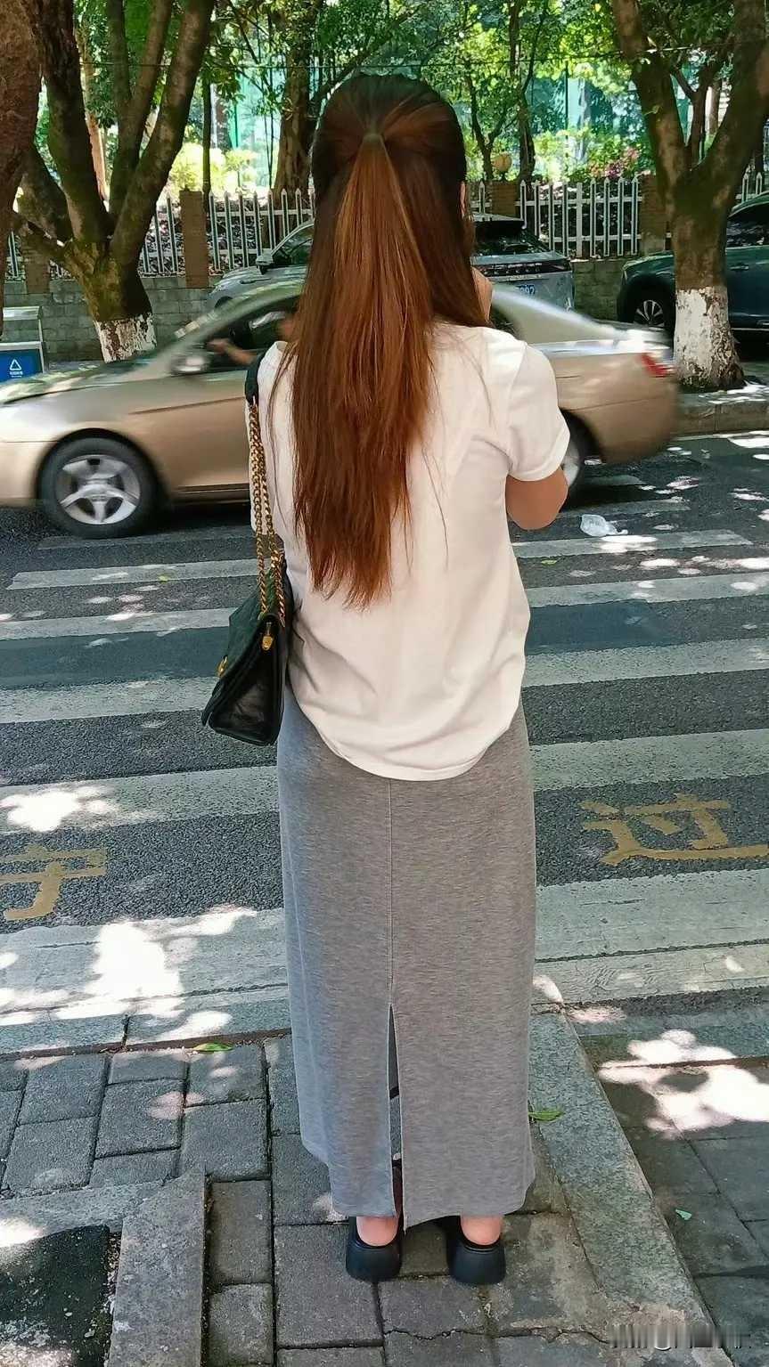 看背影，这姑娘身高不到一米六吧？