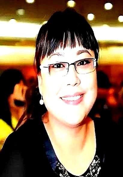 张国立拍《金婚》拿走百万元，李菁菁在组里生生泡了大半年，到手却只有区区九万块。
当年她还背着房贷，穷得揭不开锅。剧组一开始开价八万，一算拍大半年折合一集才一千多块，她心里直犯嘀咕，当场就把戏给推了。
普通演员面对生活的窘迫，先盘算眼前的碎银子，其实再正常不过。
可她转头跟亲妈一通抱怨，老太太在