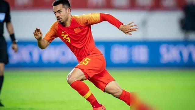 李可又没进国足，连归化名额都凑不齐他一个。不是没能力，是没人敢要。
当年亚洲杯前训练迟到，直接被扬科维奇清出名单。官方说家庭原因，武磊出来辟谣，说压根不是打架，他跟张琳芃去求情都没用。新帅上任想再召，李可自己撂了：不去。
这事闹到今年还没完。他在申花伤得稀碎，联赛首场就倒，六月回欧洲做了小腿血管