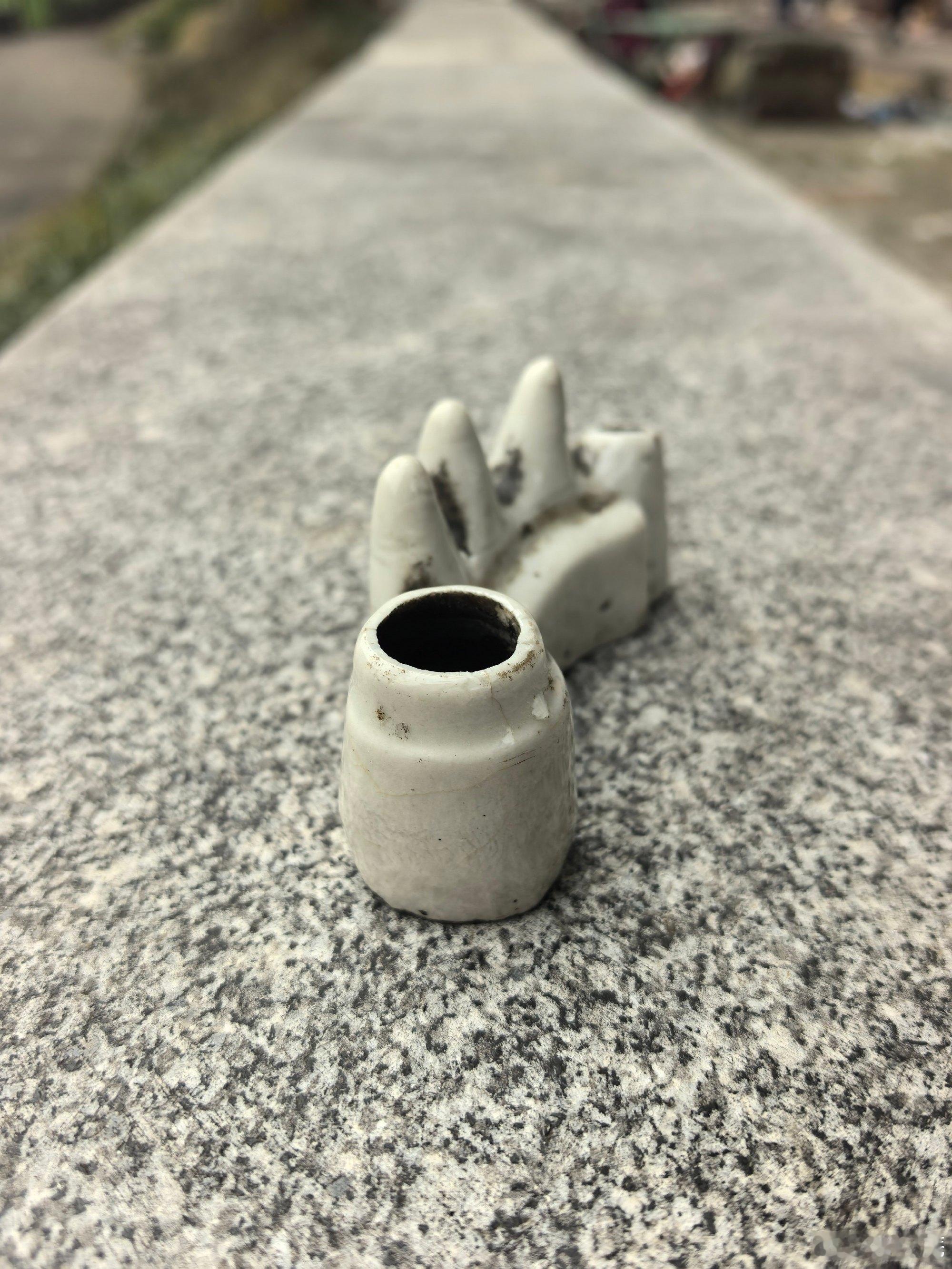 漠宏庵 笔架在古代又称:笔床、笔格、笔枕、笔搁。笔架是书写绘画间隙搁置...