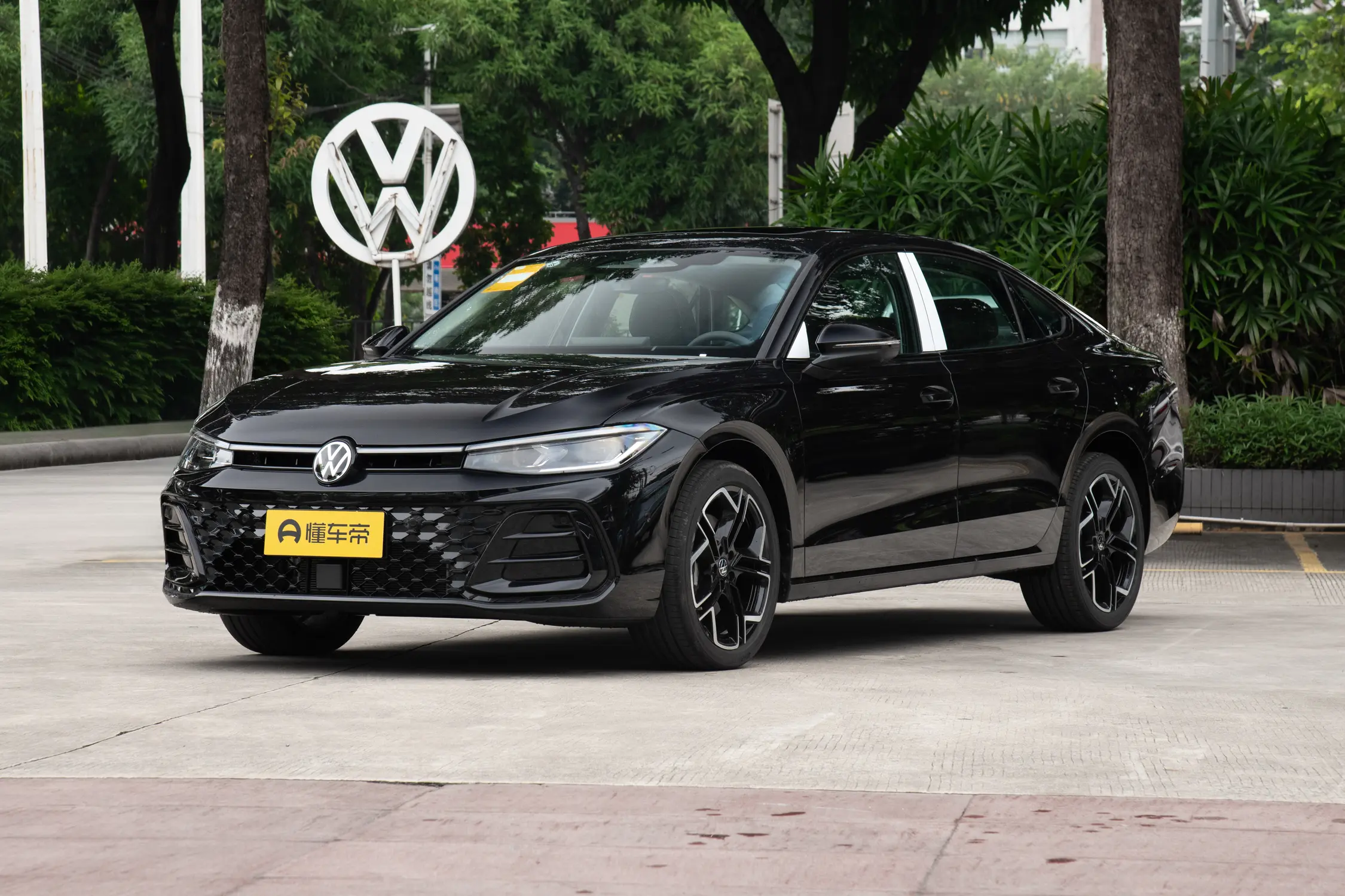 2027款大众帕萨特Pro实车深度分析：13.99万起德系B级轿车，8155芯片+大疆智驾，9月值得入手吗？

 
作为合资B级轿车常青树，2027款帕萨特新车没有大刀阔斧改动外观，重点升级车机芯片、智驾系统、540°全景影像，保留经典德系底盘质感，提供1.5T/2.0T两套动力，依旧主打家用通勤、