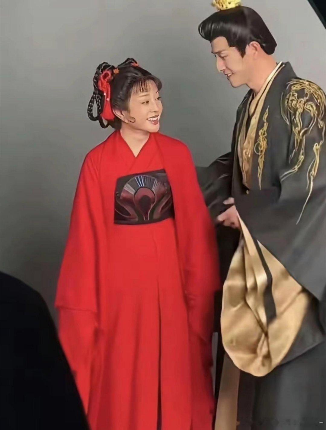 已经75岁的刘晓庆依然选择在短剧中饰演18岁少女 ​