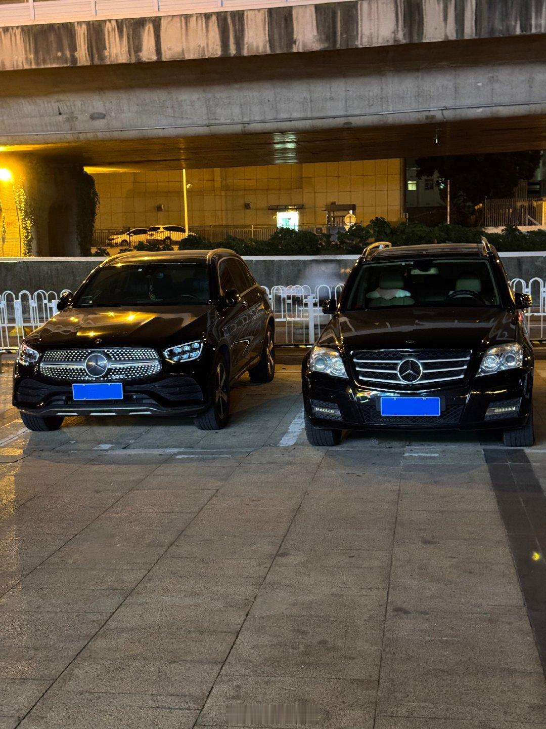 奔驰GLC ＆ 奔驰GLK
两代中型SUV齐聚
不同时期的设计风格
对比下来其实区别挺大 ​
