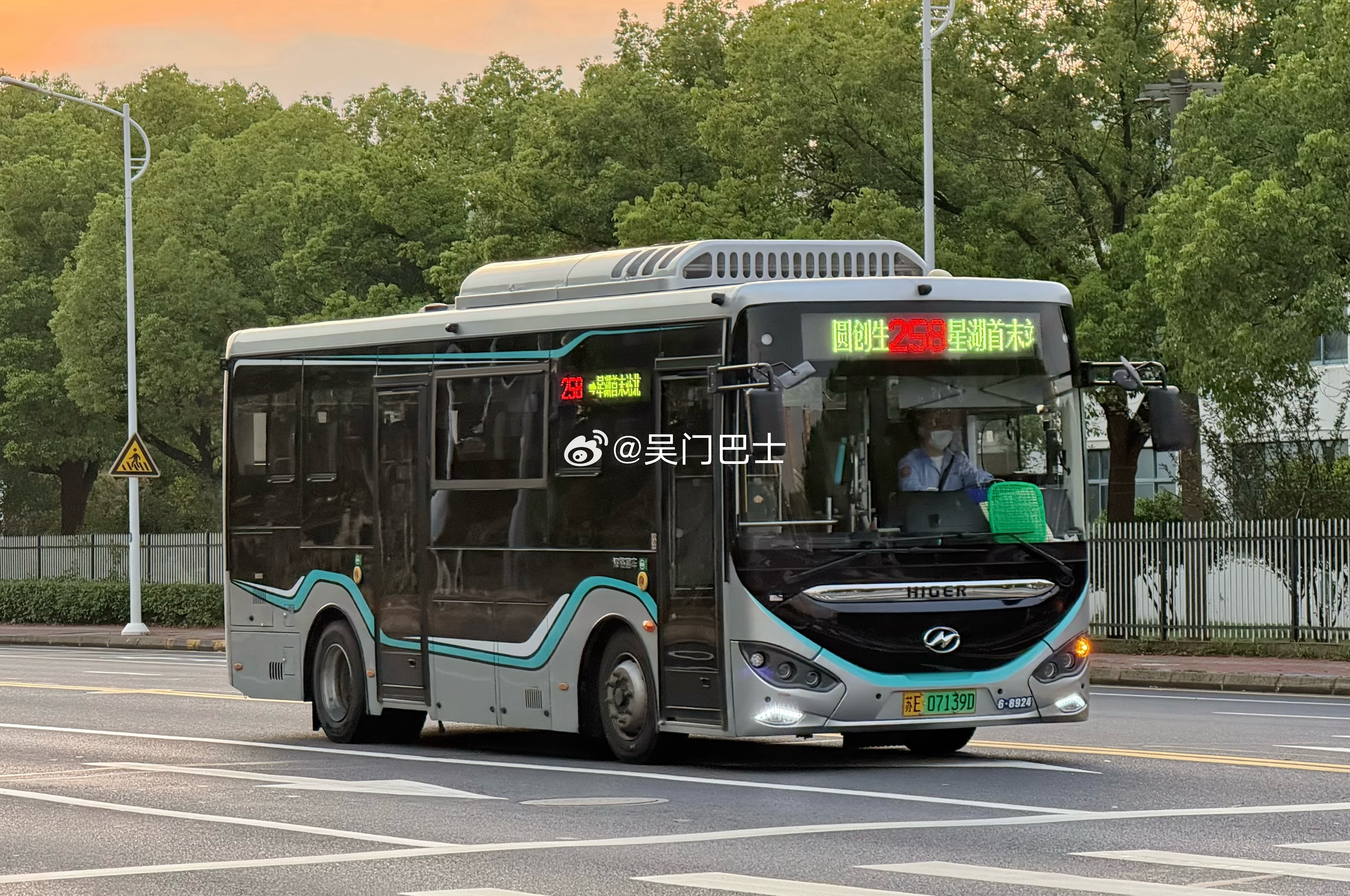 『公交掠影』名义上改回流水发车 实际间隔相差无几

258路在去年年末已经缩减为定时班车模式，班次较以往有所减少。今天起则是再次缩短营运时间，调整为仅在上下班高峰时段运营。

258路上一次是从流水发车改为定时班车，间隔25-40分钟，本次又改回了流水发车模式，只是代价是营运时间大幅缩水，星湖首 ​
