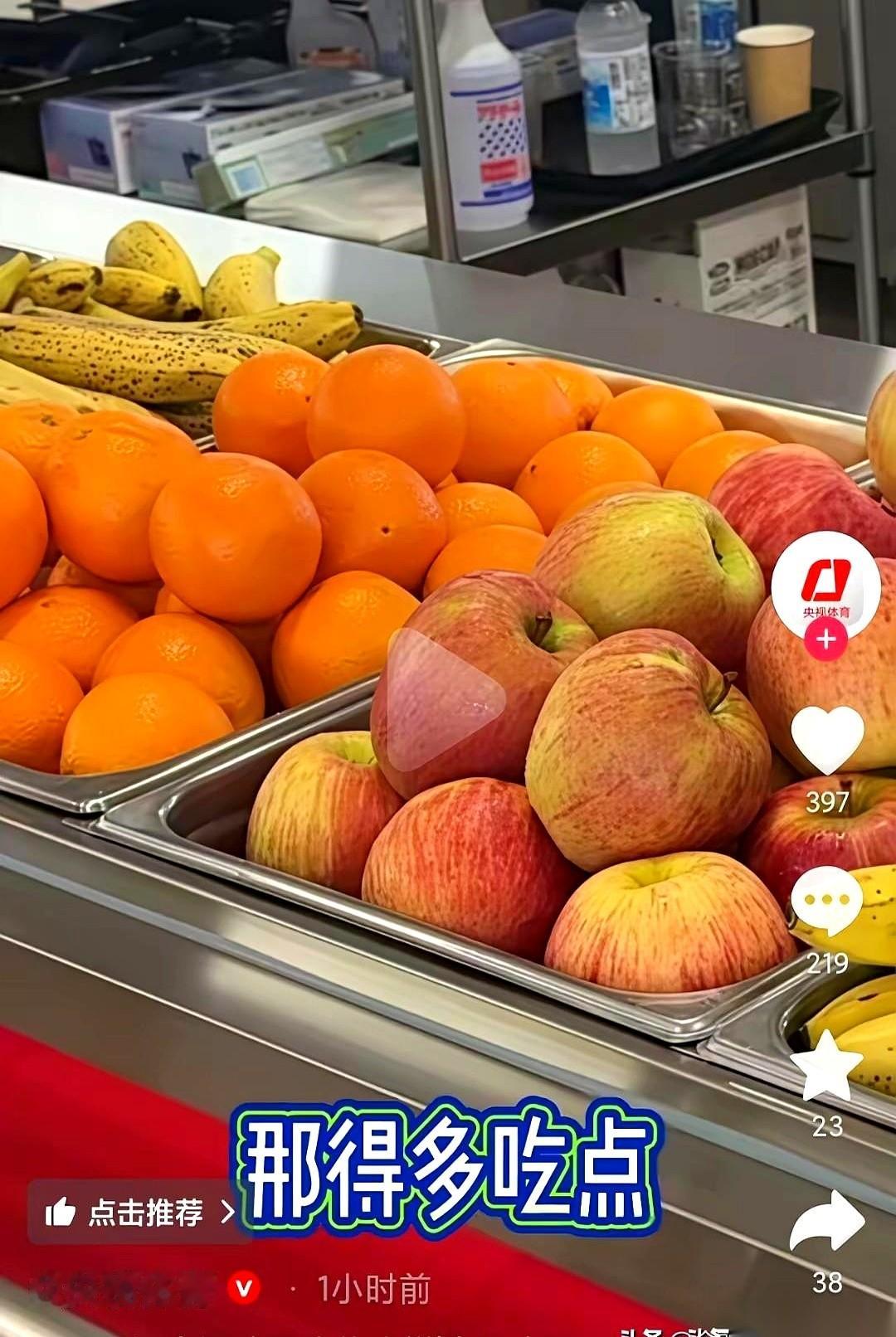 同一个国际级赛场，选手的伙食待遇怎么会呈现出两极分化的奇观？近期引发热议的名古屋亚运会，就上演了这样魔幻的一幕。
透过央视体育的镜头看过去，各种肉类、水果和沙拉可谓琳琅满目，处于任君挑选的自取状态；可换个视角，有位泰国教练放出的画面却显得格外寒酸。不仅没看到大鱼大肉，盘子里仅仅是寥寥几片青菜，并且全