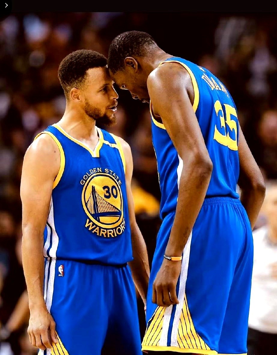 还在争库里配奥尼尔还是奥拉朱旺？格局小了。  有人提出一套历史级阵容...