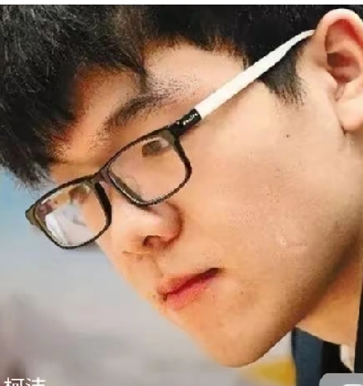 柯洁还要几年可以重回巅峰他已经不爱围棋了，人生无处不精彩，何必强求他重回呢？