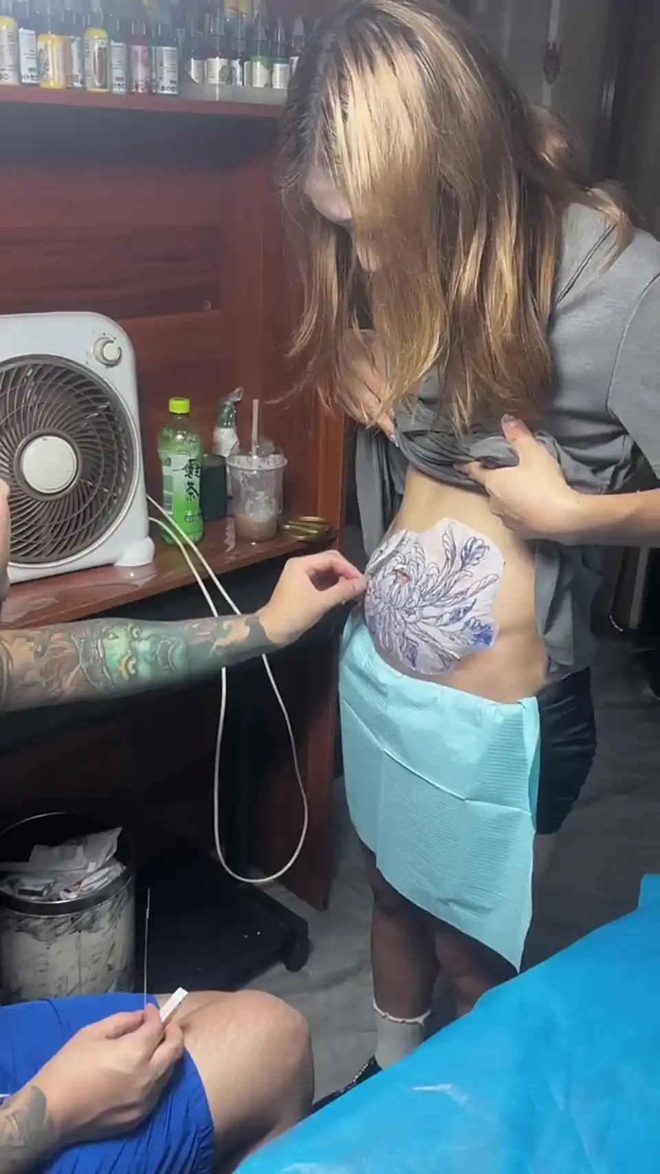 小姐姐勇气可嘉 好好皮肤 面积这么大的纹身 干干净净的不好吗 是个性还...