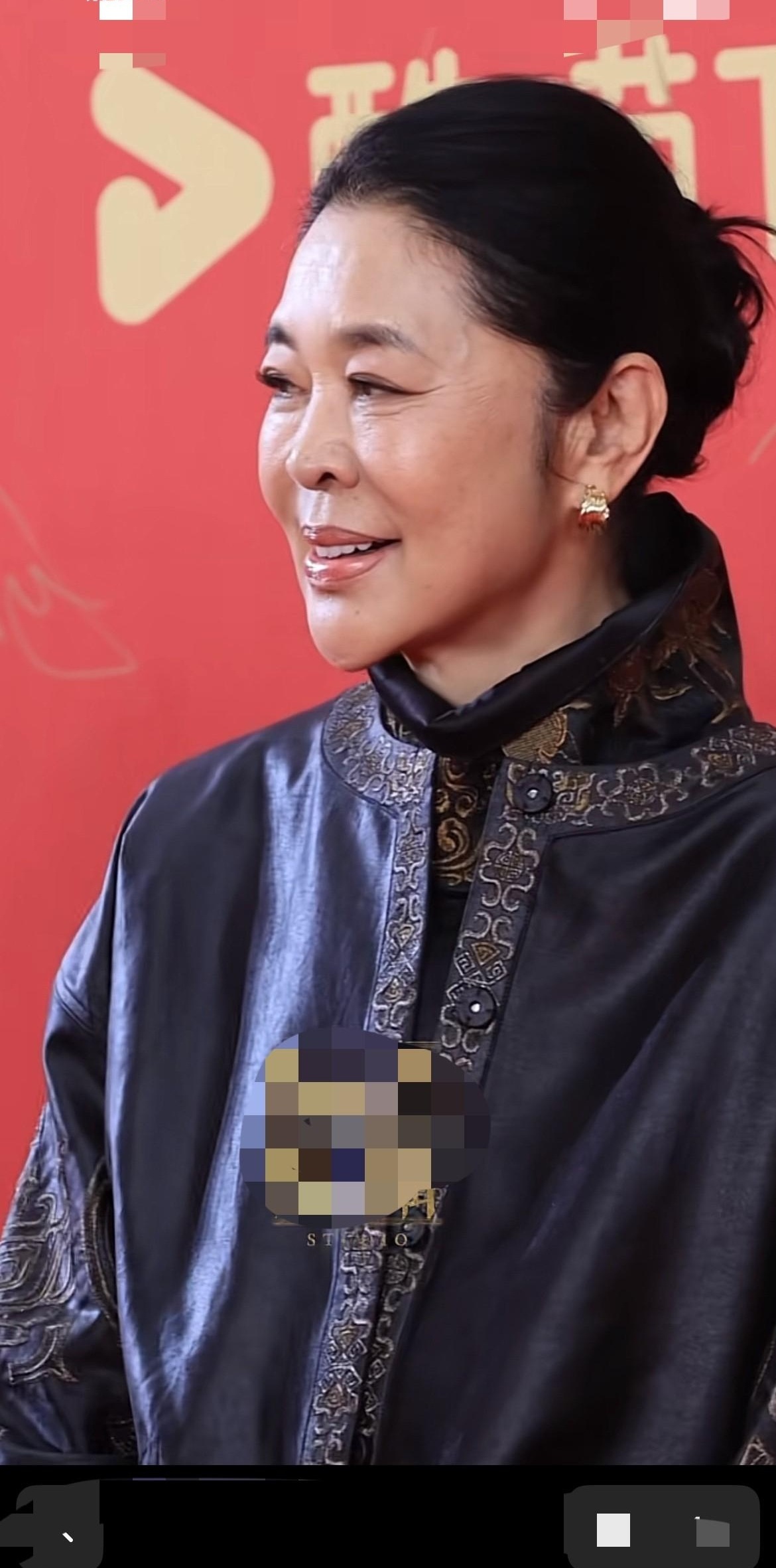 60多岁的倪萍，就因为脸变了样，评论区里有人喊“蛇精”，有人猜她医美过度？我就想问一句：谁规定女主持人必须永远停在25岁？

想当年她站上春晚舞台，一句“观众朋友们过年好”，全国人围着21寸彩电守着看。13届春晚扛下来，金话筒拿到手，后来在《等着我》里念寻人信，念着念着自己先红了眼，掏纸巾的手都在抖