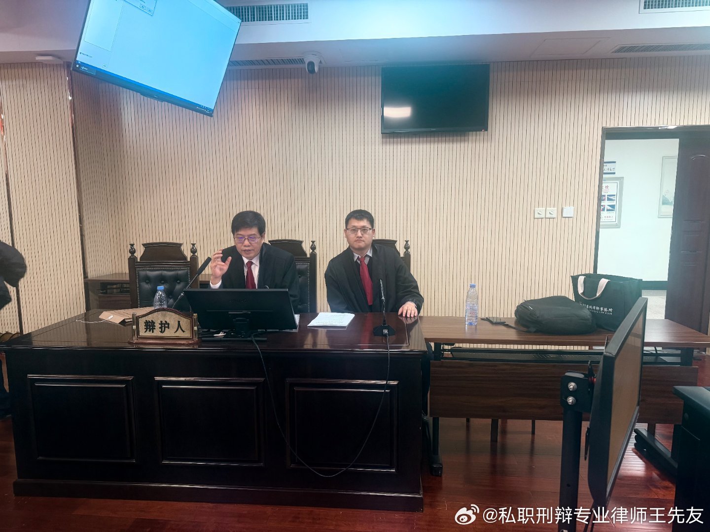 开庭到下午1：30，庭审结束。
​审判长非常和善、专业水准也非常到位，通过庭审法官发问发挥庭审教育功能，在其他地方法院还真很少见。
​在省外开庭多了，怎么越来越感觉在外省开庭更加舒服、更有成就感呢？  ​
